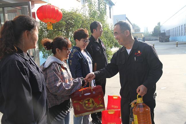 壮丽七十年 礼赞劳动者 九州平台-九州(中国)公司工会国庆前夕慰问劳模工匠30.jpg